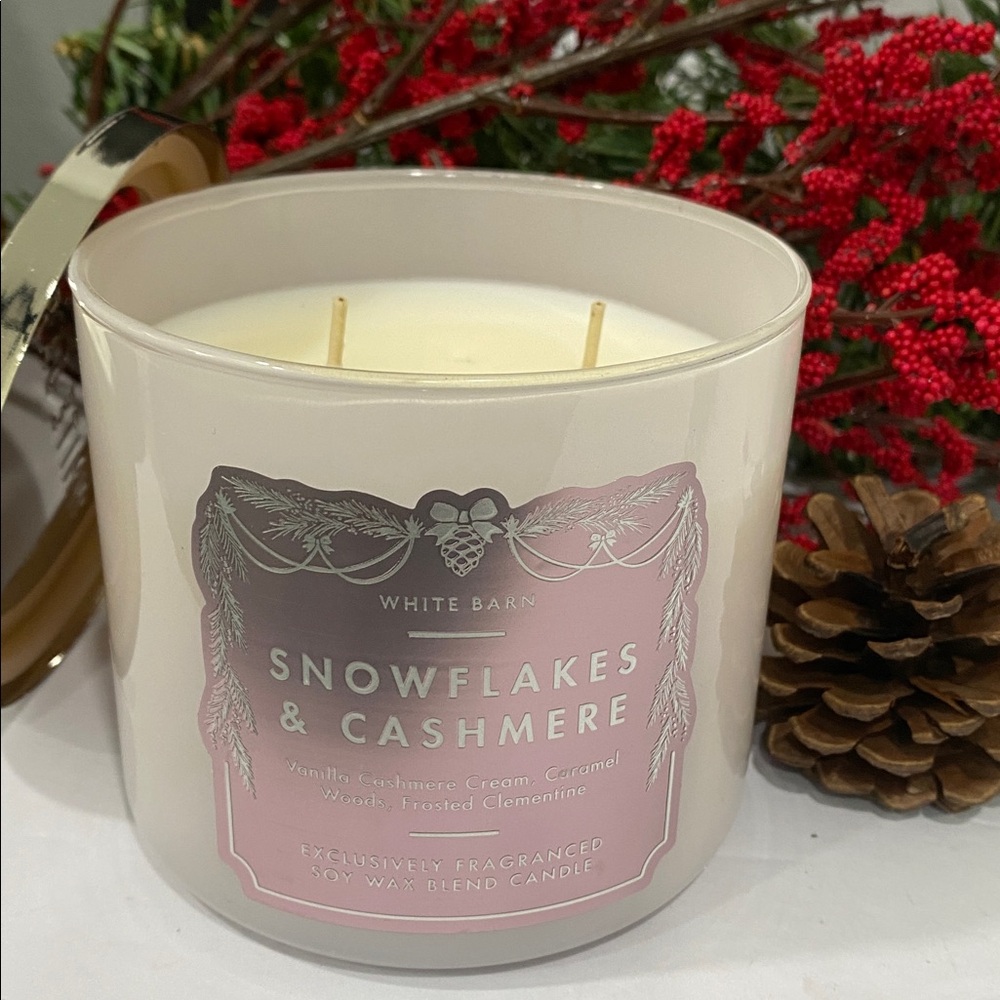 Bath & Body Works White Barn “Snowflakes & Cashmere” NEW 3 Wick Candle